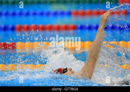 Großbritanniens Bethany Firth auf dem Weg zum Gewinn der Goldmedaille in der Frauen 100 m Rückenschwimmen S14 Finale im Olympiastadion Aquatics während des ersten Tages der Rio Paralympischen Spiele 2016 in Rio De Janeiro, Brasilien. Stockfoto