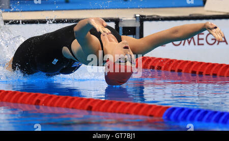 Großbritanniens Jessica Jane Applegate auf dem Weg zum gewinnen Bronze in der Frauen 100 m Rückenschwimmen S14 Finale im Olympiastadion Aquatics während des ersten Tages der Rio Paralympischen Spiele 2016 in Rio De Janeiro, Brasilien. Stockfoto