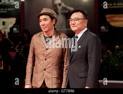 Regisseur Kim Ji-Woon und Produzent Choi Jae-Won bei der Premiere des Films Schwefel an der 73. Venice Film Festival, 2016 Stockfoto