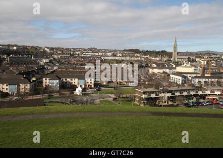 Blick auf The Bogside Bereich von der Stadtmauer von Londonderry. Stockfoto