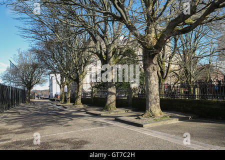 Blick entlang der Grand Parade Teil der Mauern von Derry. Stockfoto