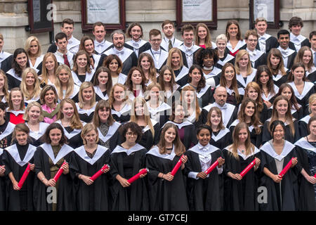 Edinburgh University Graduation Day. Glücklich graduierenden posieren für formale Gruppenfoto außerhalb Usher Hall. Stockfoto