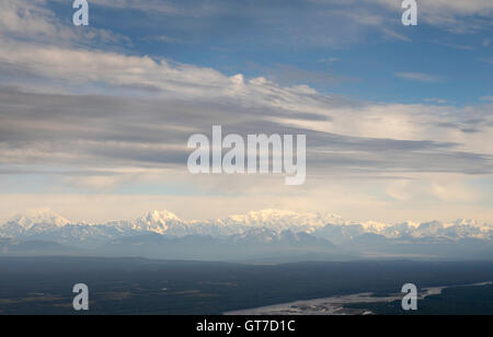 Blick auf die Alaska Range und die Chulitna Amd Susitna Rivers in der Nähe von Talkeetna, Alaska. Stockfoto