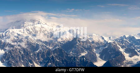 Luftaufnahme des Denali (Mount McKinley), der Tokositna-Gletscher (unten rechts) und die Alaska Range auf einen Rundflug. Stockfoto