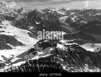 Luftaufnahme des Denali (Mount McKinley; aus der Ansicht links oben), den Kahiltna Gletscher (links), den Tokositna-Gletscher (rechts) Stockfoto