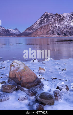 Berge über dem Austnesfjord im Winter auf den Lofoten im Norden Norwegens. Stockfoto