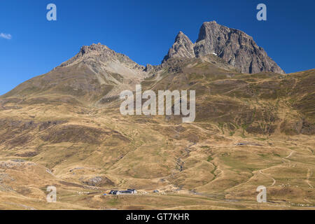 Pic du Midi d'Ossau von Pourtalet Mountain pass an der Grenze zwischen Spanien und Frankreich. Stockfoto