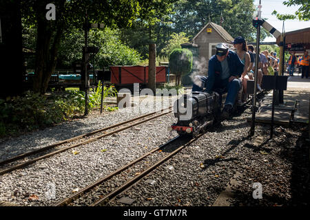 Modell schmale Guage Dampfzug bereitet sich auf die verlassen die station Stockfoto