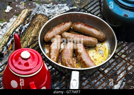 Kochen am Lagerfeuer Würstchen Stockfoto