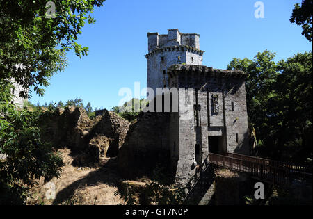 Das Torhaus mit der Bergfried hinter Forteresse de Largoet, Elfen, Morbihan, Bretagne, Frankreich Stockfoto