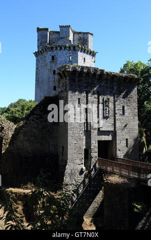 Das Torhaus mit der Bergfried hinter Forteresse de Largoet, Elfen, Morbihan, Bretagne, Frankreich Stockfoto