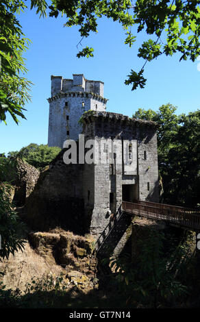 Das Torhaus mit der Bergfried hinter Forteresse de Largoet, Elfen, Morbihan, Bretagne, Frankreich Stockfoto