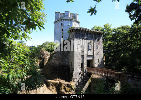 Das Torhaus mit der Bergfried hinter Forteresse de Largoet, Elfen, Morbihan, Bretagne, Frankreich Stockfoto