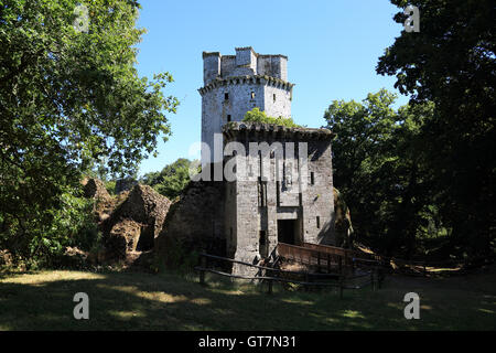 Das Torhaus mit der Bergfried hinter Forteresse de Largoet, Elfen, Morbihan, Bretagne, Frankreich Stockfoto