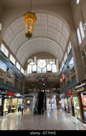 Käufer innerhalb der zentralen Souk, Sharjah, Vereinigte Arabische Emirate Stockfoto