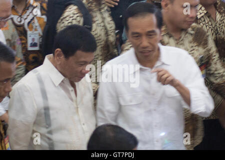 Indonesischen Präsidenten Jokowi Dodo (rechts) begrüßt philippinische Präsident Rodrigo Duterte (links) bei Tanah Abang Markt vor formellen Besuch am Präsidentenpalast. Bei einem Tag Besuch in Indonesien, Duterte und Jokowi gonna Hadsch Kontingent für Indonesien, reden, Südchina Meer, Abu Sayyaf Geisel und Drogen Todesstrafe. (Foto von Anton Raharjo / Pacific Press) Stockfoto