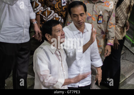 Indonesischen Präsidenten Jokowi Dodo (rechts) begrüßt philippinische Präsident Rodrigo Duterte (links) bei Tanah Abang Markt vor formellen Besuch am Präsidentenpalast. Während eines Tages Besuch in Indonesien, Duterte und Jokowi Hadsch Kontingent für Indonesien, Südchina Meer, Abu Sayyaf Geisel, reden und Drogen Todesstrafe. (Foto von Anton Raharjo / Pacific Press) Stockfoto