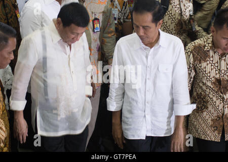 Indonesischen Präsidenten Jokowi Dodo (rechts) begrüßt philippinische Präsident Rodrigo Duterte (links) bei Tanah Abang Markt vor formellen Besuch am Präsidentenpalast. Während eines Tages Besuch in Indonesien, Duterte und Jokowi Hadsch Kontingent für Indonesien, Südchina Meer, Abu Sayyaf Geisel, reden und Drogen Todesstrafe. (Foto von Anton Raharjo / Pacific Press) Stockfoto