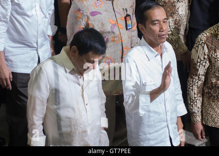 Indonesischen Präsidenten Jokowi Dodo (rechts) begrüßt philippinische Präsident Rodrigo Duterte (links) bei Tanah Abang Markt vor formellen Besuch am Präsidentenpalast. Während eines Tages Besuch in Indonesien, Duterte und Jokowi Hadsch Kontingent für Indonesien, Südchina Meer, Abu Sayyaf Geisel, reden und Drogen Todesstrafe. (Foto von Anton Raharjo / Pacific Press) Stockfoto