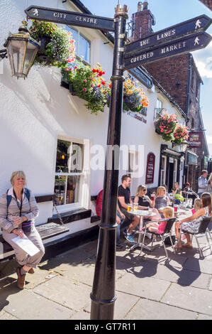 Ein Wegweiser mit Wegbeschreibung zum Zentrum Stadt außerhalb der Sportler Pub, Köpfe Lane, Carlisle, Cumbria, England im Sommer Stockfoto