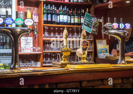 Handpumpen für Jennings Cocker Hoop und Derwent Brauerei Hudsonbai real Ale, Kings Arms Pub, Bowness-on-Solway, Cumbria, England Stockfoto