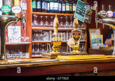 Handpumpen für Jennings Cocker Hoop und Derwent Brauerei Hudsonbai real Ale, Kings Arms Pub, Bowness-on-Solway, Cumbria, England Stockfoto