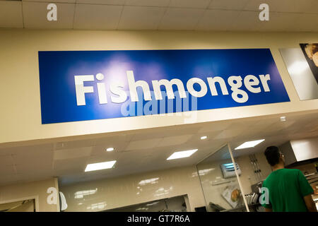 Die Fischhändler in einem Safeway-Supermarkt. Stockfoto