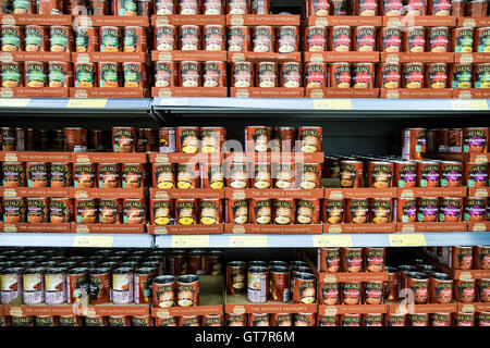 Verschiedene Arten von Heinz Suppen auf dem Display in einem Supermarkt. Stockfoto