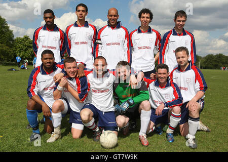 Drei Kompasse FC - Hackney & Liga Leyton im Osten Marsh, Hackney, London - 26.04.09. Stockfoto