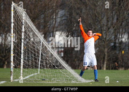 Adam & Eve FC feiern ein Tor gegen drei Kompasse - Hackney & Leyton League Sonntag Fußball im Osten Marsh, Hackney Sümpfe Stockfoto