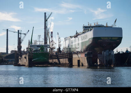 Schiffe, die Renovierungsarbeiten in der Werft in Danzig, Polen Stockfoto