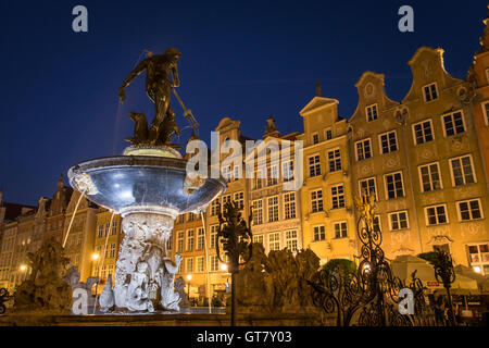 Neptunbrunnen, das Wahrzeichen des 17. Jahrhunderts Bronzestatue des Meeresgottes, umgeben von historischen Häusern der Danziger Altstadt Stockfoto