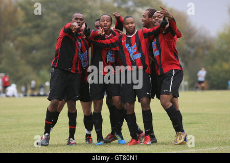 Lapton ihre erste Tor und feiern - Wounded Knee (weiß) Vs Lapton (rot/schwarz) - Hackney & Leyton Sunday League Jack Walpole Fußball-WM im Süden Marsh, Hackney Sümpfe, London - 30.10.11. Stockfoto