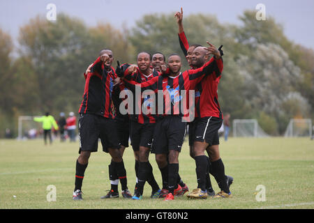 Lapton ihre erste Tor und feiern - Wounded Knee (weiß) Vs Lapton (rot/schwarz) - Hackney & Leyton Sunday League Jack Walpole Fußball-WM im Süden Marsh, Hackney Sümpfe, London - 30.10.11. Stockfoto