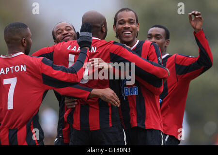 Lapton ihre erste Tor und feiern - Wounded Knee (weiß) Vs Lapton (rot/schwarz) - Hackney & Leyton Sunday League Jack Walpole Fußball-WM im Süden Marsh, Hackney Sümpfe, London - 30.10.11. Stockfoto