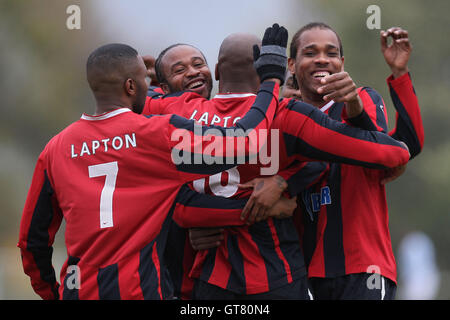 Lapton ihre erste Tor und feiern - Wounded Knee (weiß) Vs Lapton (rot/schwarz) - Hackney & Leyton Sunday League Jack Walpole Fußball-WM im Süden Marsh, Hackney Sümpfe, London - 30.10.11. Stockfoto