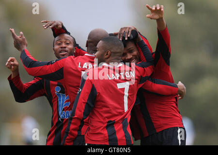Lapton ihre erste Tor und feiern - Wounded Knee (weiß) Vs Lapton (rot/schwarz) - Hackney & Leyton Sunday League Jack Walpole Fußball-WM im Süden Marsh, Hackney Sümpfe, London - 30.10.11. Stockfoto