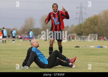 Lapton feiern ihr fünftes Ziel - Wounded Knee (weiß) Vs Lapton (rot/schwarz) - Hackney & Leyton Sunday League Jack Walpole Fußball-WM im Süden Marsh, Hackney Sümpfe, London - 30.10.11. Stockfoto