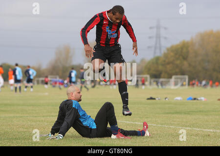 Lapton feiern ihr fünftes Ziel - Wounded Knee (weiß) Vs Lapton (rot/schwarz) - Hackney & Leyton Sunday League Jack Walpole Fußball-WM im Süden Marsh, Hackney Sümpfe, London - 30.10.11. Stockfoto