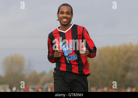 Lapton feiern ihr fünftes Ziel - Wounded Knee (weiß) Vs Lapton (rot/schwarz) - Hackney & Leyton Sunday League Jack Walpole Fußball-WM im Süden Marsh, Hackney Sümpfe, London - 30.10.11. Stockfoto
