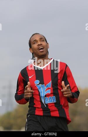 Lapton feiern ihr fünftes Ziel - Wounded Knee (weiß) Vs Lapton (rot/schwarz) - Hackney & Leyton Sunday League Jack Walpole Fußball-WM im Süden Marsh, Hackney Sümpfe, London - 30.10.11. Stockfoto