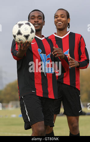 Lapton feiern ihr fünftes Ziel - Wounded Knee (weiß) Vs Lapton (rot/schwarz) - Hackney & Leyton Sunday League Jack Walpole Fußball-WM im Süden Marsh, Hackney Sümpfe, London - 30.10.11. Stockfoto