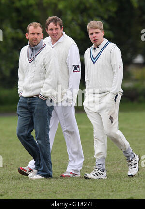 Havering Spieler schauen auf von der Grenze - Boreham CC Vs Havering Atte Bower CC - Mitte Essex Cricket League - 05.08.10 Stockfoto