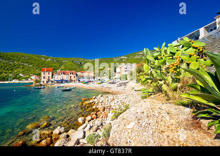 Idyllischen Strand am Mittelmeer in Komiza Dorf auf der Insel Vis, Dalmatien, Kroatien Stockfoto