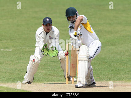 Shahbaz Khan in batting Aktion für Harold Wood als M Gast blickt auf hinter die Stümpfe - Harold Wood CC Vs Walthamstow CC - Essex Cricket League - 13.06.09. Stockfoto