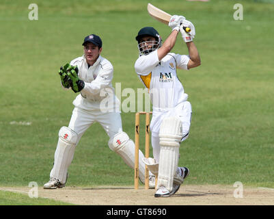 Shahbaz Khan in batting Aktion für Harold Wood als M Gast blickt auf hinter die Stümpfe - Harold Wood CC Vs Walthamstow CC - Essex Cricket League - 13.06.09. Stockfoto