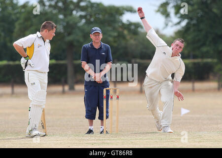 D glänzen in bowling Aktion für unterstützt, wie Harold Wood Schlagmann Abbott auf - Harold Wood CC sieht 5. XI Vs unterstützt CC 6. XI - Essex Cricket League im Hennegau Recreation Ground - 31.07.10 Stockfoto