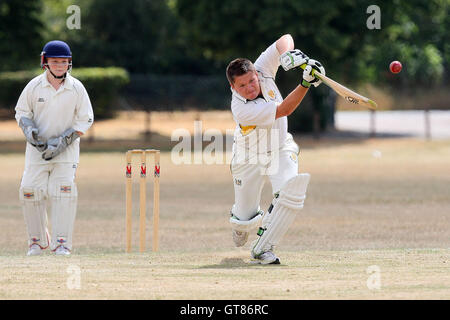 Abbott Harold Wood in Aktion auf seinem Weg nach 50 Abfahrten - Harold Wood CC zu zucken 5. XI Vs unterstützt CC 6. XI - Essex Cricket League im Hennegau Recreation Ground - 31.07.10 Stockfoto