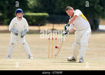 Abbott Harold Wood in Aktion auf seinem Weg nach 50 Abfahrten - Harold Wood CC zu zucken 5. XI Vs unterstützt CC 6. XI - Essex Cricket League im Hennegau Recreation Ground - 31.07.10 Stockfoto