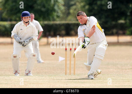 Abbott Harold Wood in Aktion auf seinem Weg nach 50 Abfahrten - Harold Wood CC zu zucken 5. XI Vs unterstützt CC 6. XI - Essex Cricket League im Hennegau Recreation Ground - 31.07.10 Stockfoto